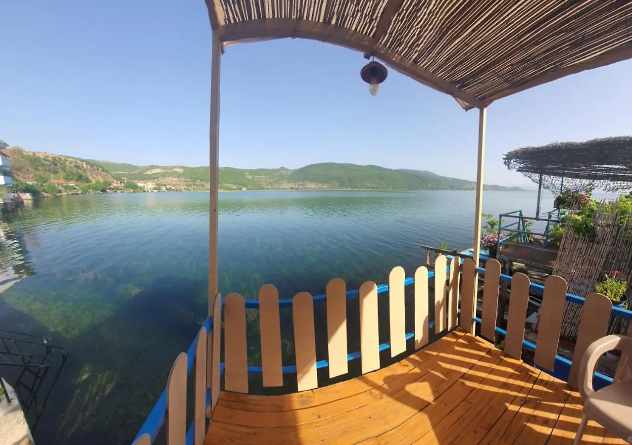 Erda Lakeside Guesthouse Lini Couette-café