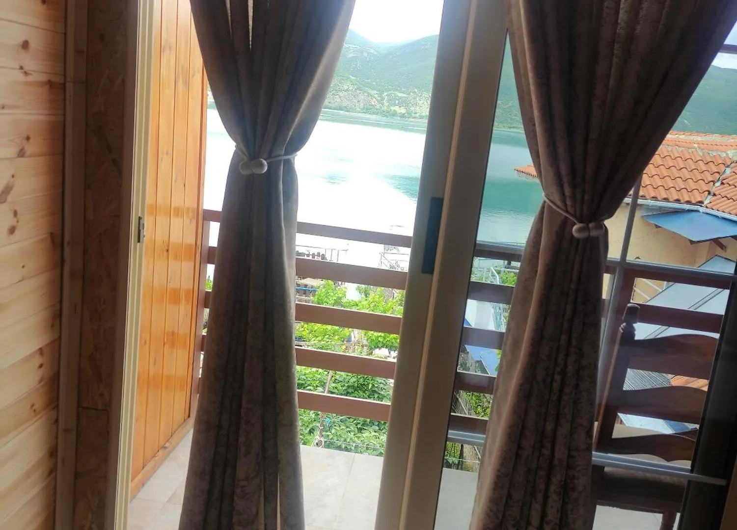 Erda Lakeside Guesthouse Lini 0*,  Albánie