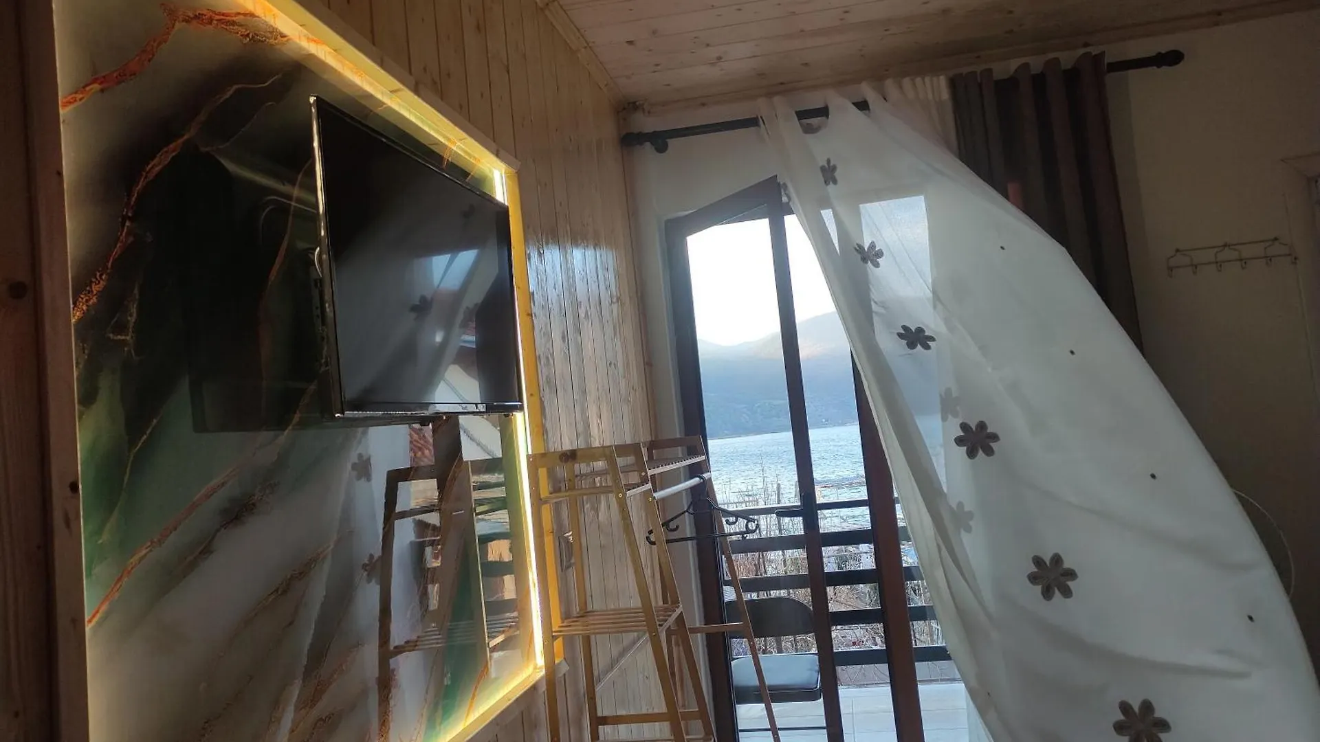 Erda Lakeside Guesthouse Lini Bed & Breakfast