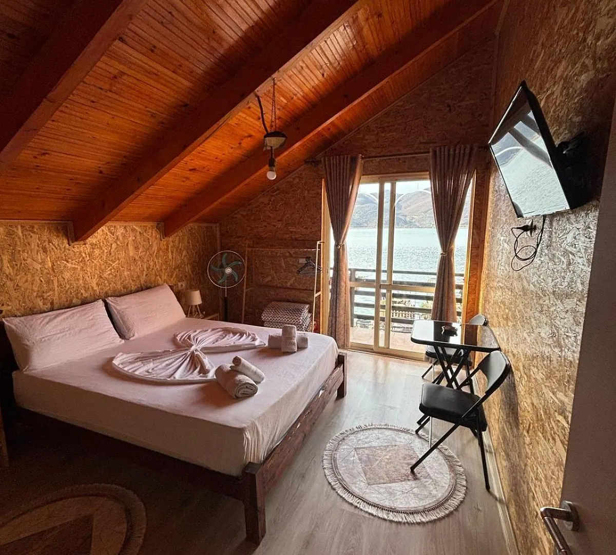 Erda Lakeside Guesthouse Lini 0*,  Albánie