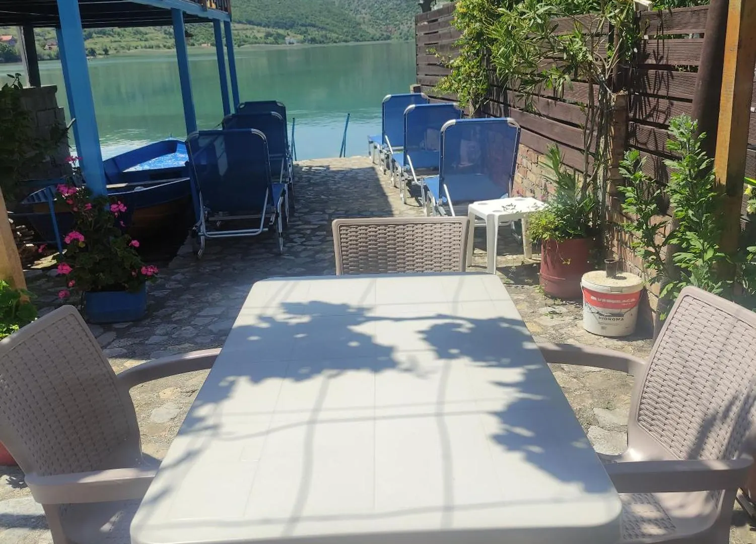 Erda Lakeside Guesthouse Lini