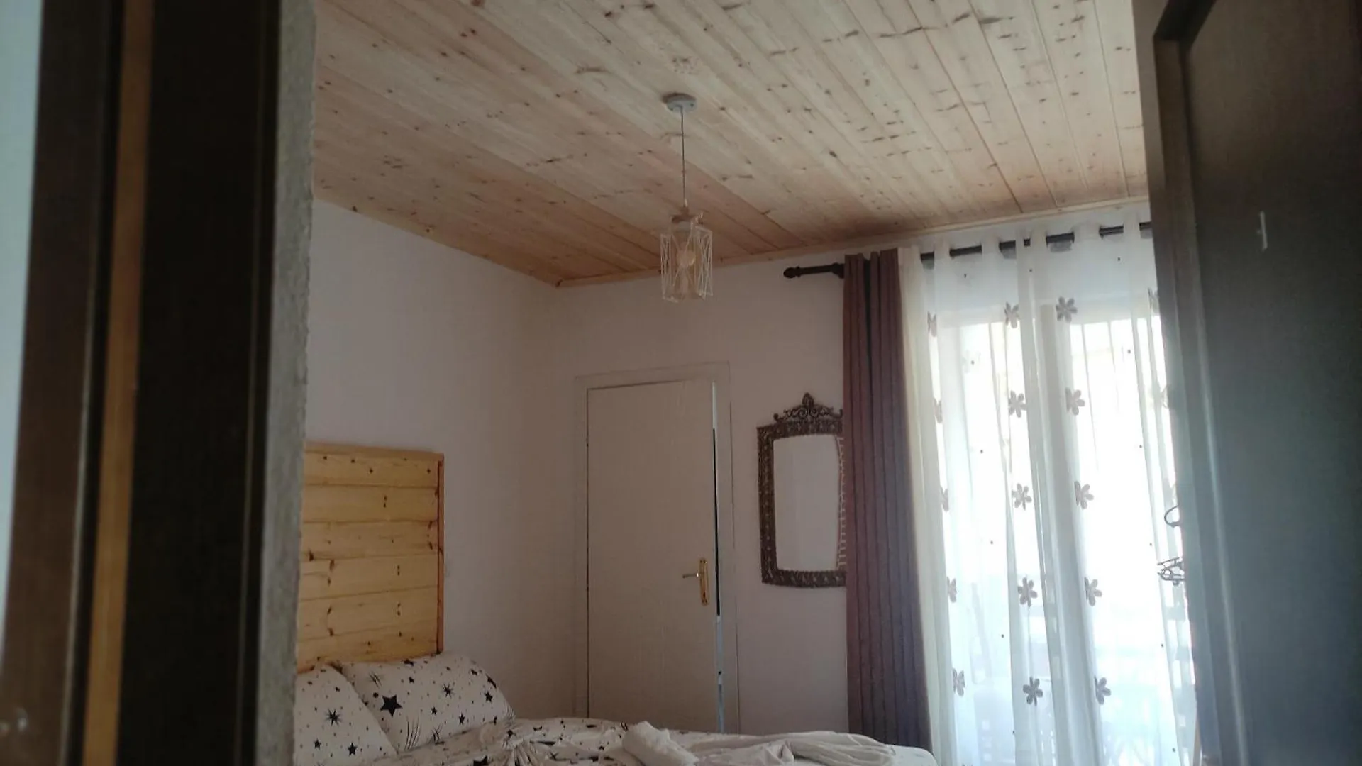 Erda Lakeside Guesthouse Lin Albania